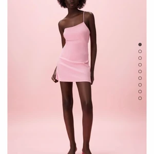 Klänning  - Supersöt rosa klänning, helt ny med prislapp kvar som även är helt slutsåld på hemsidan. Säljer då jag inte hann att returnera den💖💖