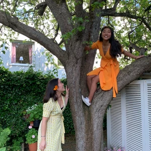 &otherstories orange wrap dress  - Supersöt omlottklänning från &otherstories som jag använt en gång förra året på midsommar, storlek 34, fint skick, nypris 590 kr