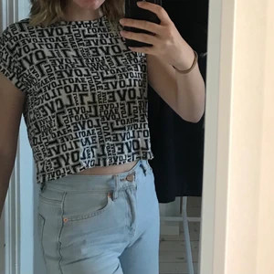 T-shirt  - Vit t-shirt med ”love” text på. Stl 164/xs, men passar nog säker s också. Säljer för 20kr+frakt. Hör av er vid intresse eller frågor!!🥰🤍