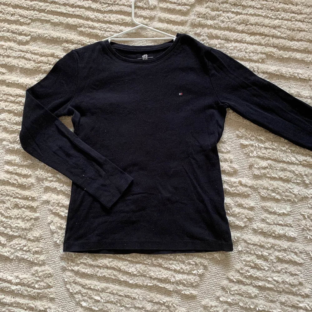 Svart, långärmad T-shirt från tommy hilfiger, köpt i Usa för ett par år sedan 🌼                                                          Köparen står för frakt! . Tröjor & Koftor.