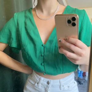 Avklippt klänning - Passar fint till sommaren! Finns fläck se på bild två.