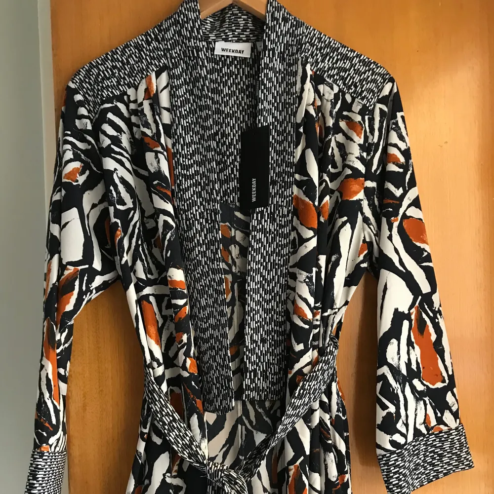 Kimono coat med slits från weekday i strl xs. Oanvänd med tags kvar. Orinalpris: 600. Frakt tillkommer . Blusar.
