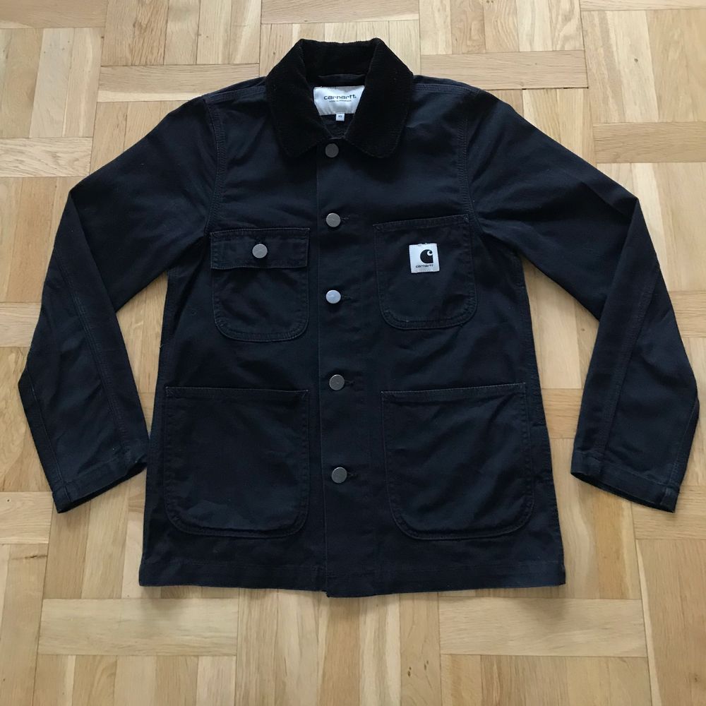Carhartt jacka med krage i manchester krage. Strl xs. Material: 97 % bomull 3 % elastan. Knapphål något slitna, annars i fint skick. Upplever den som mindre i storlek och något kort i ärmarna. Ev motsvarande en strl xxs. Frakt tillkommer. Jackor.
