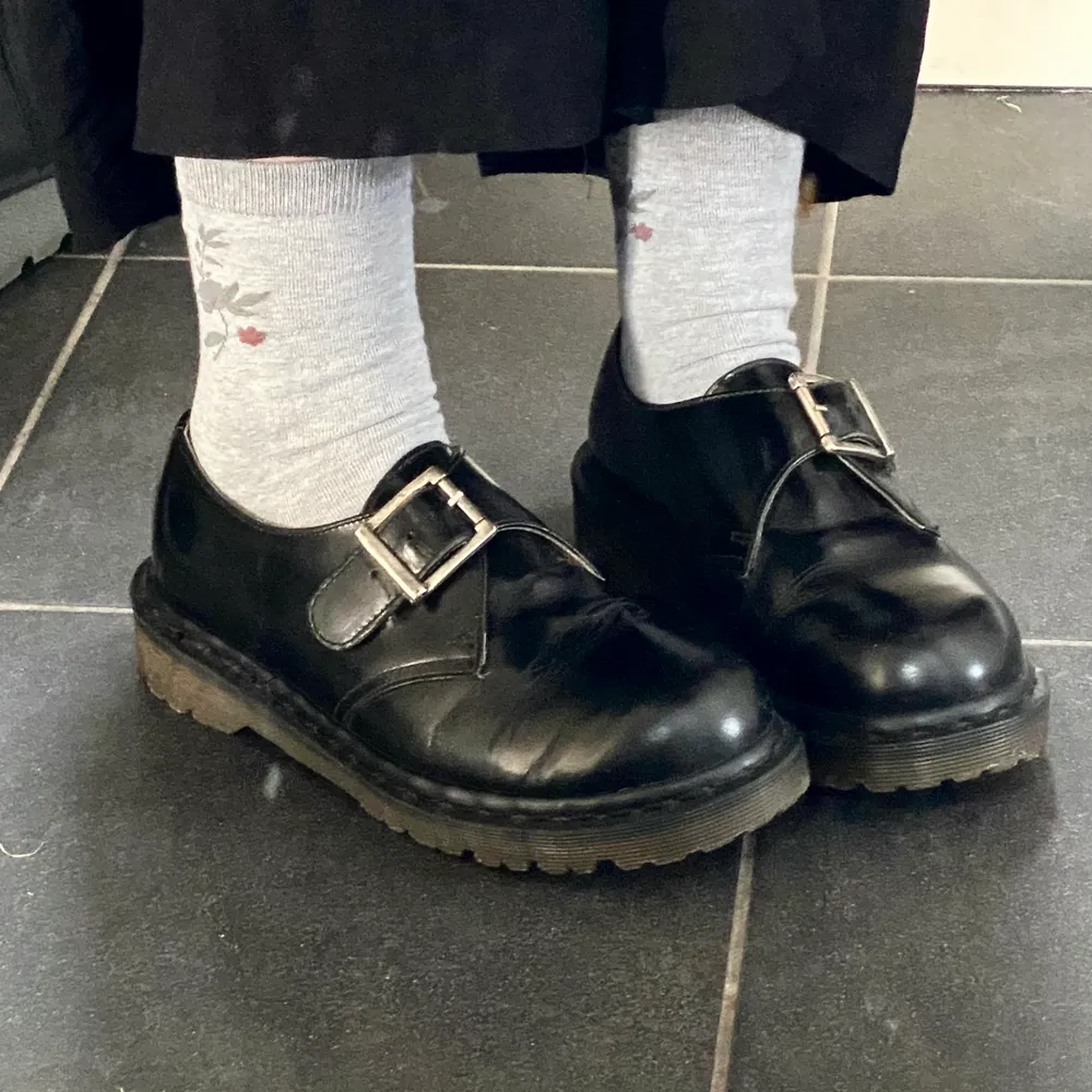 vintage dr martens som tyvärr är lite för små för mig som har storlek 38/39. jättefint skick och inga repor eller dylikt. pris kan diskuteras så hör av er!! (har ej vägt skorna så är inte 100% säker på att jag satt rätt fraktpris, kommer dubbelkolla sen!). Skor.