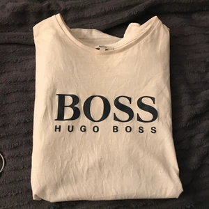 Hugoboss T-shirt strl S - Vit hugoboss T-shirt, strl Xs, 2 småa hål (se bild två) kom med eget prisförslag 😇 nypris 350kr