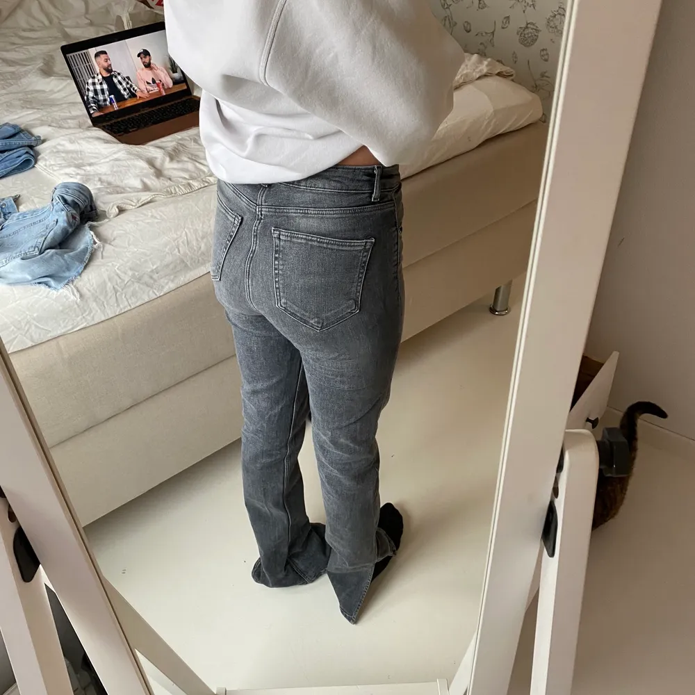 Gråa, långa helt oanvända jeans med slits från Zara som tyvärr inte gör sig rättvisa på mig då dem är för stora. Kan frakta eller mötas upp beroende på vart du bor, pris kan diskuteras 🤍. Jeans & Byxor.