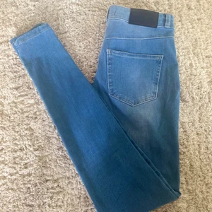 FitJeans High Waisted strl S 💙 oanvända  - Fitjeans High Waisted strl S 💙 oanvända. Jättefint skick! Minns ej vilken färg det är men gissar på att det är den på bild 2, Arctic Light blue. Betalning via swish. Köpare betalar frakt. 🤗 Inköpta för över tusenlappen. 
