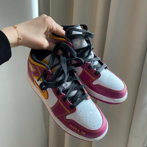 Nike Jordan 1  - INTRESSEKOLL på mina Nike Jordan 1. Storlek 36,5.  Dom är äkta, köpta på stockX. Lite ytligt smutsiga på sulan men det kan jag göra rent. Använda endast tre gånger, insåg att dom är lite för stora för mig..Är det många intresserade så blir det bud! Buda i kommentarerna eller privat :) 