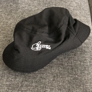 Buckethatt - Svart buckethatt