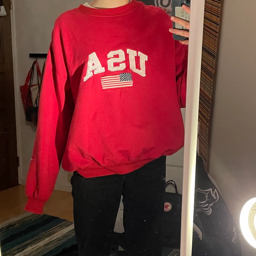 fin oversized röd USA crewneck/sweatshirt🥰 snygg till breda jeans osv. jag är S, 172cm och den sitter så på mig men passar nästan alla eftersom den är XL (skriv privat för frågor)ej smutsig, bara spegeln. Tröjor & Koftor.