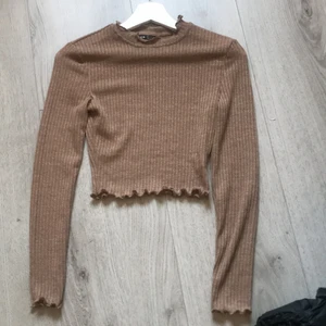 Beige tröja  - Storlek xs, aldrig andvänd och kommer inte till andvändning, original pris 60 säljer för 40. Köparen står för frakten 