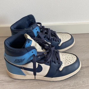 Nike jordan 1 obsidian - Nike air jordan 1 säljes:) ny skick knappt använda  pris diskuteras så ni får buda. Just nu har jag lagt dom som 3000 med lådan, och stock x stickers 