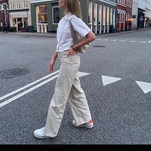 Jeans ACE Weekday - Säljer mina jeans från Weekday som jag köpte sommaren 2020 pga de blivit för små. Bra skick dock en fläck där bak på ena byxbenet som inte går bort. Köpare står för frakten.