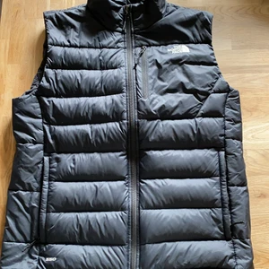 North Face väst  - Nästan oanvänd North Face väst, väldigt fint skick.