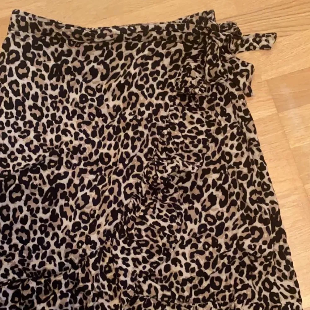 Säljer denna ursöta kjolen som är leopard mönstrad. Den har volanger nertill och en tvärsöver, även en rosett upptill som är omknytbar. Skriv privat vid intresse <3. Kjolar.