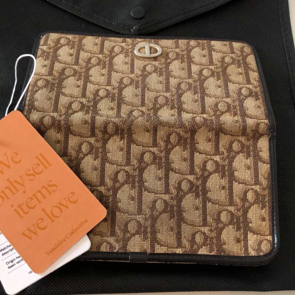 Dior monogram plånbok, köpt från vestiaire men aldrig använt den, köpte den på ”fair condition” på hemsidan.. Väskor.