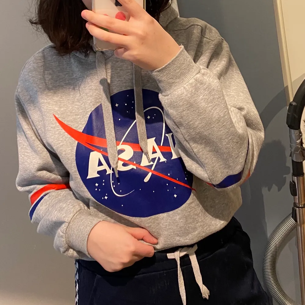 Cropped hoodie med Nasa tryck 🚀 perfekt nu till vår/sommar, när det blir lite kyligare på kvällen ✨ fluffig på insidan och så skön 🌟 har en liten fläck som knappt syns, men säljs därför billigt 💕 annars fint skick, passar perfekt till en kväll runt brasan ⛺️ 40kr+frakt, eller säljs med byxorna för 50kr+frakt!. Hoodies.