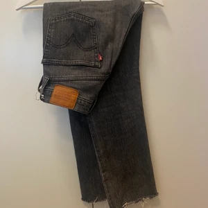 Levis jeans 501 - Frakten ingår inte i priset. Gråa jeans från Levis, modell 501, i storlek 24/26. Behöver sys mellan benen därav det billiga priset. 