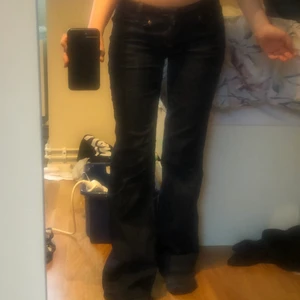 Utsvängda lågmidjade jeans - Snygga mörkblå jeans 