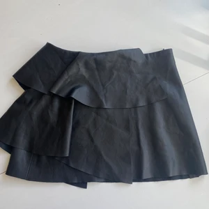 Asymmetrisk skinnkjol  - En gammal favorit som tyvärr inte kommer till användning längre, sitter som en smäck och är i behagligt läder/skinn