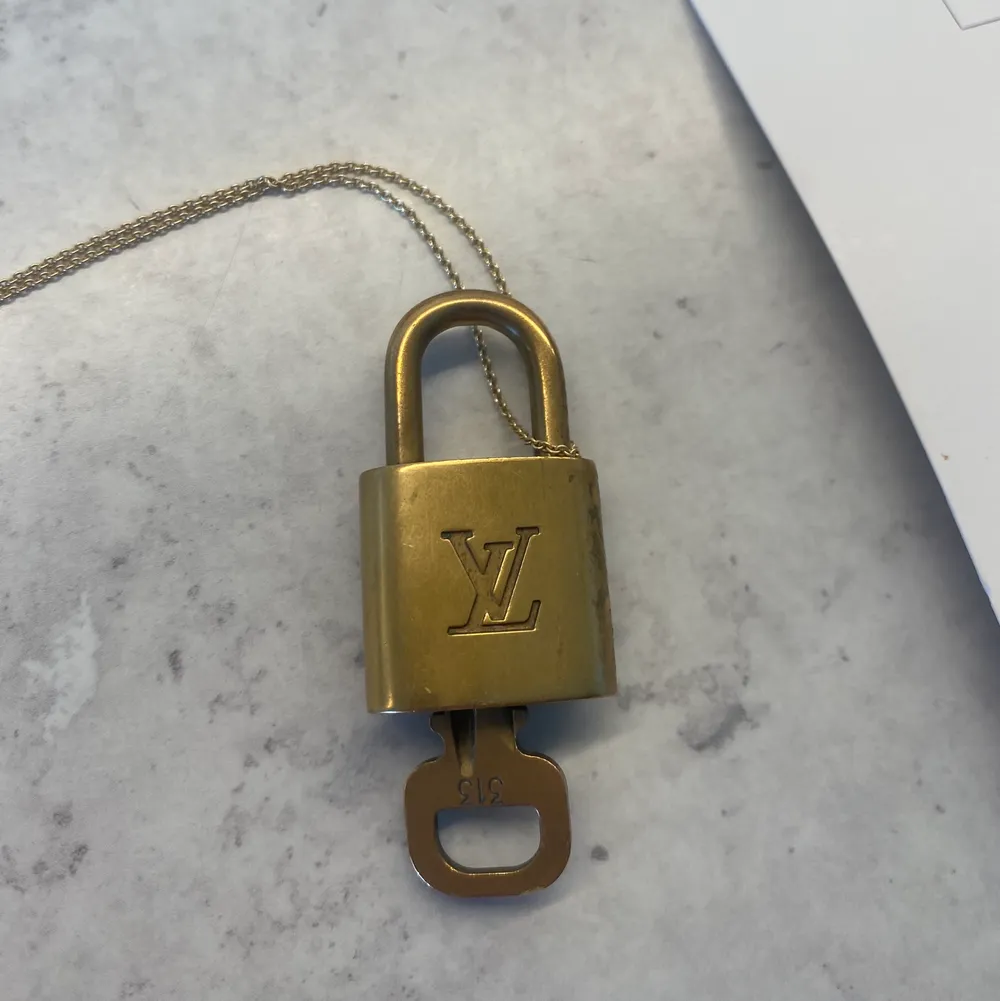 Guldigt Louis Vuitton halsband hänglås, köpt för 1900kr på the vintage bar 2019. Accessoarer.