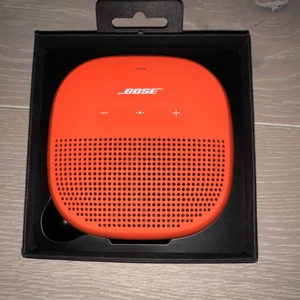 Bose högtalre  - Helt helt oanvänd. Laddare tillkommer och en fullständig kartong! 990kr är nypriset. Helt helt helt helt helt ny!!!!!