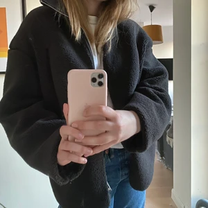 Teddyjacka - Säljer denna mörkgråa teddyjacka från hm. Vad jag vet så är den slutsåld. Använd men i bra skick. 