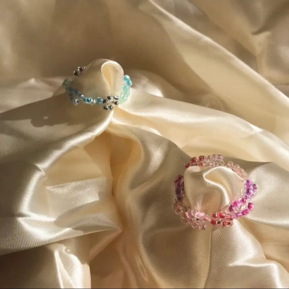 BFF FLOWER WREATH SET 💙🌸 säljer handgjorda ring set av glaspärlor - 59kr men eftersom att det är rea tills 8 maj så är det rea på 35kr 💕 I setet får man en blå Blom ring och en rosa blom ring! Passa på nu!! Också perfekt smycke inför sommaren med fina toppar ju 😍 Instagram @designbyliya_ ❗️❗️❗️. Accessoarer.