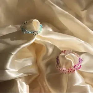 BFF FLOWER WREATH SET 💙🌸 säljer handgjorda ring set av glaspärlor - 59kr men eftersom att det är rea tills 8 maj så är det rea på 35kr 💕 I setet får man en blå Blom ring och en rosa blom ring! Passa på nu!! Också perfekt smycke inför sommaren med fina toppar ju 😍 Instagram @designbyliya_ ❗️❗️❗️