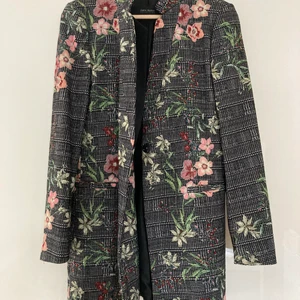 Kappa - perfekt på våren! - En av mina absoluta favoriter. Men jag borde ha köpt en storlek större. Kappan är i nyskick. Storlek 36. Jacquardtyg. 