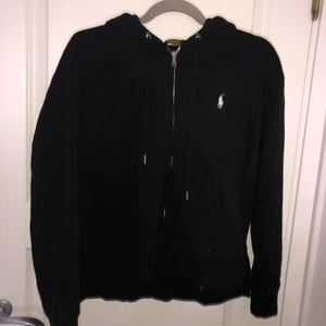 Ralph lauren tröja, nästan helt oanvänd. Storlek S!  - Passar smala personer, både långa och korta. Köptes för 1 år sedan, har använts ca 2 gånger!