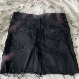 Jeanskjol från HM - En svart jeasnkjol från HM i stl 34. Använt några gånger men säljer den för den är för liten. Köparen står för frakten.