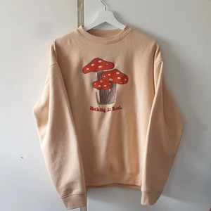 Söt unik sweatshirt - Sweatshirt från minga london. I nyskick då den är sparsamt använd. Passar xs till L beroende på hur man vill den ska sitta. Är storlek S men är menad att vara oversized i passform så skulle säga den är mer som en L. BUDA, VILL FÅ SÅLT IDAG annars köp direkt för 300, kontakta privat!