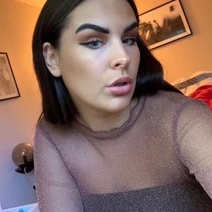 mesch topp  - Mesch topp! Storlek S! Vinröd/rosa?? med guldglitter i. Har klippt av den själv, swipe! 