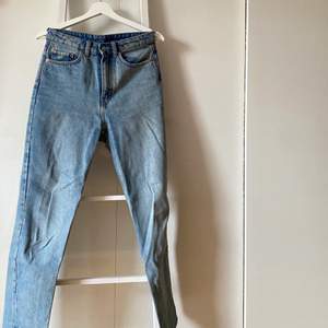  Weekdayjeans i modellen Lash