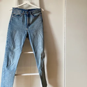 Weekdayjeans -  Weekdayjeans i modellen Lash