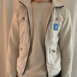 Cargoväst  - Beige väst köpt på Asos från Vintage Supply                     Luvan går att ta av! Knappt använd 🌼🌼🌼🌼                     Storlek S men oversized 