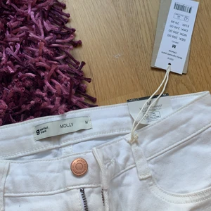 Helt oanvänd molly jeans - Oandvänd molly jeans från gina! Säljer för att de aldrig kommit till andvändning! Köpta för 300 men säljer för 100