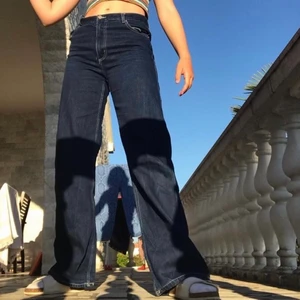 JEANS  - PISSNYGGA mörka jeans med vit (inte jättesynlig) söm! Sitter som en smäck!!!! Säljer endast pga använder aldrig längre. Modellen är Yoko, monki men de finns inte längre i sortimentet. Så köp!!!! Kram fråga om frågor hehe hejrå 🌼