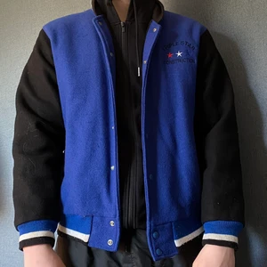 Varsity Jacka  - Tidigare personlig favorit som blivit utbytt. Storlek M/L. Passar mig på 180 cm. 