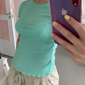 mintgrön t-shirt - Säljer denna mintgröna t-shirt från monki då den tyvärr ej kommer till användning👗💚🧼🧚🏼 Har aldrig använt den, endast testat, och lappen sitter kvar. Nypris var 120 kr och jag säljer för 50 kr. Den är en xs men passar mig som brukar ha s. Köparen står för frakt🧚🏼🧚🏼🧚🏼💚