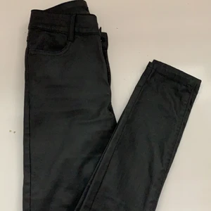 Skinnbyxor - Skinnbyxor i mycket bra skick! Har använt dom några gånger men säljer pga att de nt är min stil längre. 