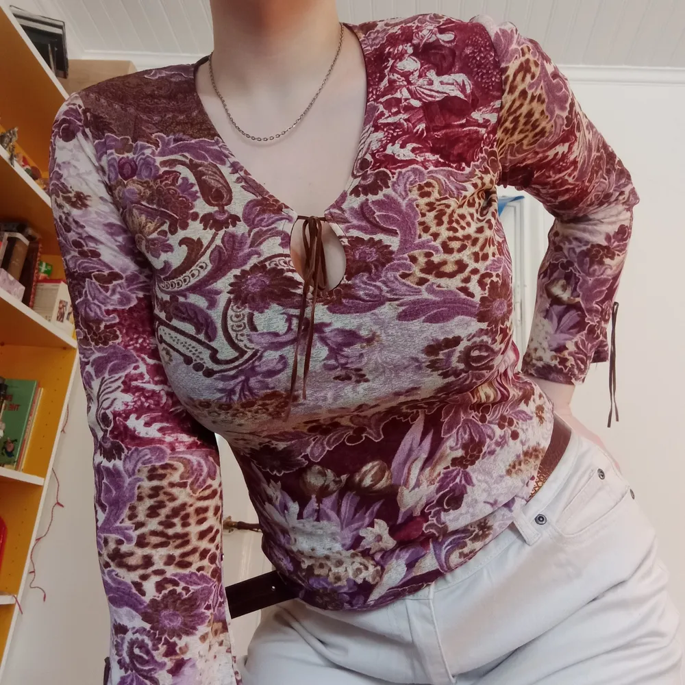 Så himla unik tröja från märket RANDIGARUTAN!! Väl använd och är lite trasig (där banden är) :( ändå superfin och sitter perfekt på kroppen💓. Tröjor & Koftor.