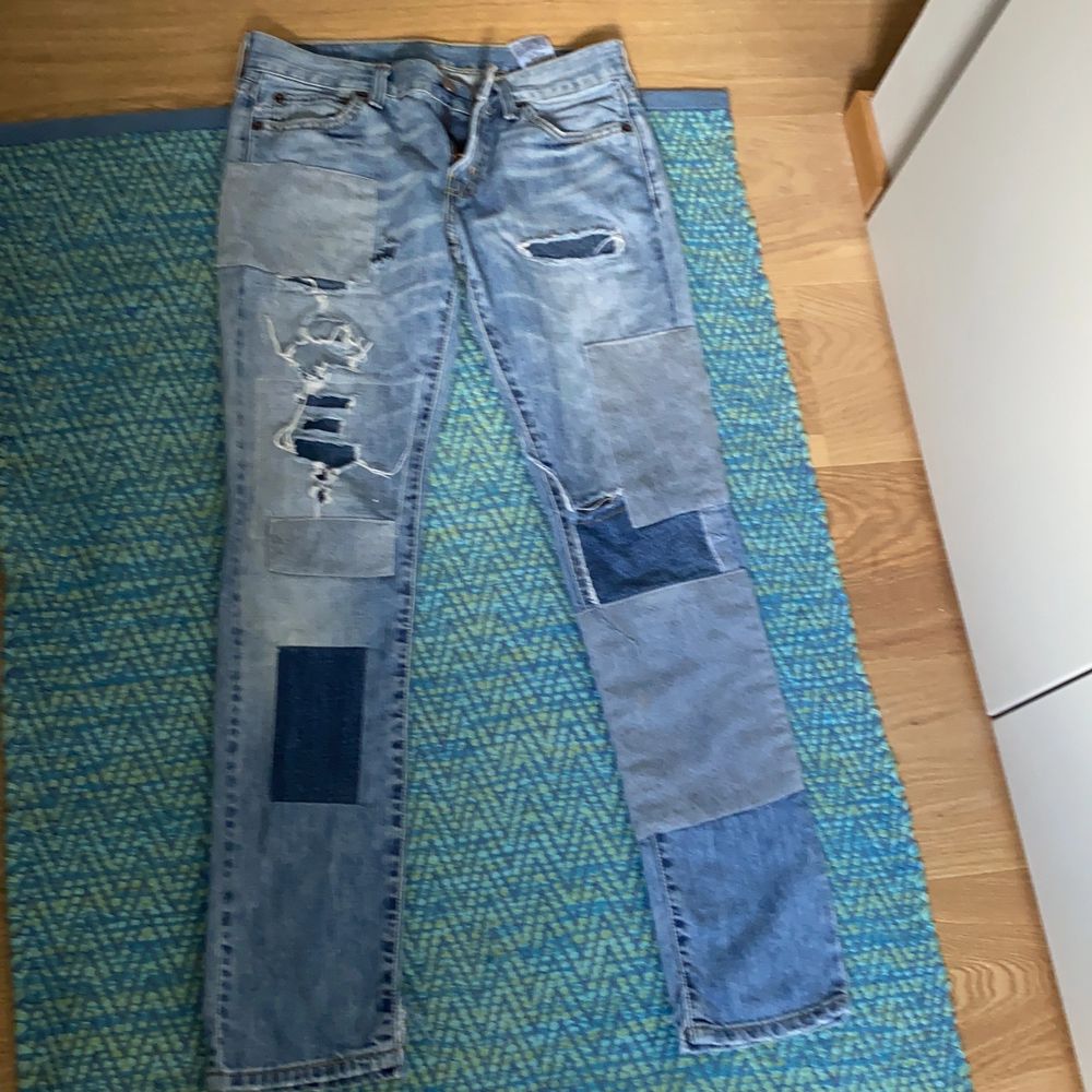 Jättesnygga, speciella levi’s jeans. Fint skick. Lågmidjade. Storlek W 24 L 32. Köparen står för frakt💕. Jeans & Byxor.
