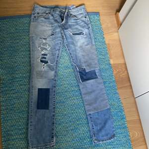 Jättesnygga, speciella levi’s jeans. Fint skick. Lågmidjade. Storlek W 24 L 32. Köparen står för frakt💕