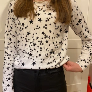 Tröja med stjärnor✨✨💕💕😝😝 - Mysig tröja som passar perfekt på sena sommarkvällar🔥😍😍 str S, priset är exkl frakt.