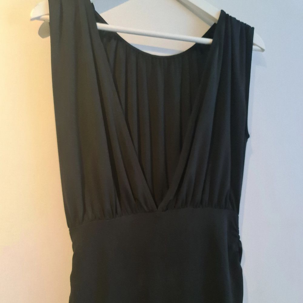 Säljer en svart enkel klänning i fint skick, från Ginatricot i storlek S, har endast använts en gång. . Klänningar.
