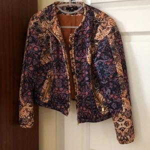 Mönstrad vårjacka - Mönstrad vårjacka köpt på HM för många år sen. 