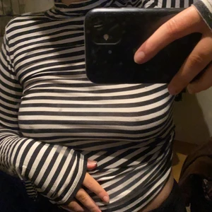 Polotröja  - Två st polotröjor, en grön och en svartrandig. Storlek M men skulle säga att dom är mindre i storleken. Köp båda för ett pris!🖤💚