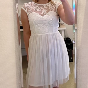 Vit klänning i spets och tyll  - Vit klänning i spets och tyll, passar t.ex. till student eller skolavslutning! Storlek 34, går till knäna på mig som är ca 160cm. Frakt tillkommer💞
